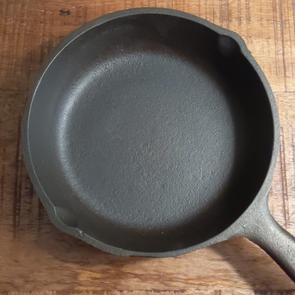 Vintage Unmarked BSR Cast Iron Skillet, #3 - Picture 3 of 12